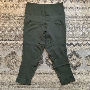 Lululemon Gator Green Zone In Crop 12